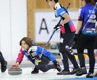 　ロコ・ソラーレ戦で、ストーンを投じるフォルティウス・吉村紗也香（撮影・吉澤敬太）