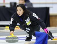 　フォルティウス戦でストーンを投じるロコ・ソラーレの藤沢五月（撮影・吉澤敬太）