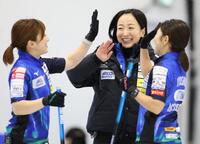 　フォルティウス戦で得点を決め喜ぶ藤沢五月（中央）らロコ・ソラーレ（撮影・吉澤敬太）