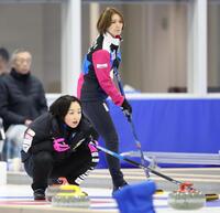 　指示を出すロコ・ソラーレの藤沢五月（手前）とフォルティウス・吉村紗也香（撮影・吉澤敬太）