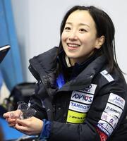 　フォルティウス戦のもぐもぐタイムでチョコを取りだし笑顔を見せるロコ・ソラーレの藤沢五月（撮影・吉澤敬太）