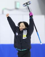 　フォルティウス戦、最後の一投で試合を決め、大喜びのロコ・ソラーレの藤沢五月（撮影・吉澤敬太）