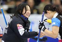 　フォルティウスに勝利し、フォルティウス・近江谷杏菜（右）と握手するロコ・ソラーレの藤沢五月（撮影・吉澤敬太）