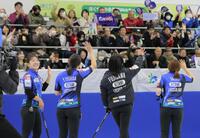 　フォルティウスに勝利し、会場を埋めた大勢の観衆に笑顔で手を振る吉田知那美（左端）らロコ・ソラーレ（撮影・吉澤敬太）