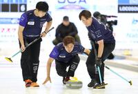 　鋭い視線でストーンを投じるＳＣ軽井沢クラブ・柳沢李空（中央）＝撮影・吉澤敬太