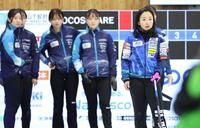 　ＳＣ軽井沢クラブの前で練習するロコ・ソラーレの藤沢五月（手前）＝撮影・吉澤敬太