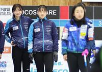 　ロコ・ソラーレの藤沢五月（手前）を見つめるＳＣ軽井沢クラブ・上野美優（中央）＆上野結生姉妹（撮影・吉澤敬太）