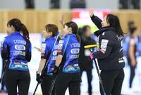 　ＳＣ軽井沢クラブに勝ち、客席に手を振る藤沢五月（右端）らロコ・ソラーレ（撮影・吉澤敬太）