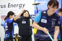 　ＳＣ軽井沢クラブに勝利し、喜ぶ藤沢五月（中央）らロコ・ソラーレ（撮影・吉澤敬太）