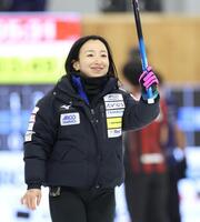 　９エンド、３点を奪い笑顔を見せるロコ・ソラーレの藤沢五月（撮影・吉澤敬太）