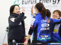 　ＳＣ軽井沢クラブに勝ち、笑顔を見せる藤沢五月（左端）らロコ・ソラーレ（撮影・吉澤敬太）