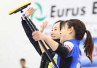 　ＳＣ軽井沢クラブに勝ち、笑顔で手を振るロコ・ソラーレの藤沢五月（左）と吉田知那美（撮影・吉澤敬太）