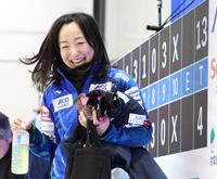 　ＳＣ軽井沢クラブに１３対４で勝ち、笑顔を見せるロコ・ソラーレの藤沢五月（撮影・吉澤敬太）