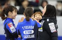 　フォルティウスに競り勝ち、笑顔を見せるロコ・ソラーレの（左から）吉田知那美、吉田夕梨花、鈴木夕湖、藤沢五月（撮影・吉澤敬太）