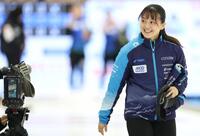 　ロコ・ソラーレに敗れるも、観客の温かい拍手に笑顔を見せるＳＣ軽井沢クラブ・上野美優（撮影・吉澤敬太）