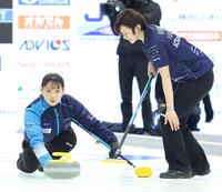 　ロコ・ソラーレ戦、ストーンを投じるＳＣ軽井沢クラブ・上野美優（左）と上野結生（撮影・吉澤敬太）