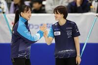 　ロコ・ソラーレ戦、ショットを決め笑顔でタッチするＳＣ軽井沢クラブ・上野美優（左から）と上野結生（撮影・吉澤敬太）