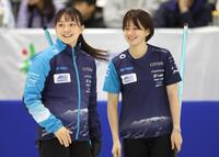 　ロコ・ソラーレ戦、ショットを決め笑顔を見せるＳＣ軽井沢クラブ・上野美優（左）と上野結生（撮影・吉澤敬太）