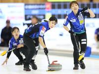 　ＳＣ軽井沢クラブ戦、懸命にスイープするロコ・ソラーレの吉田夕梨花（中央）と鈴木夕湖。左奥は吉田知那美（撮影・吉澤敬太）