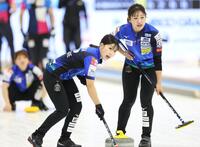 　フォルティウス戦、懸命にスイープするロコ・ソラーレの吉田夕梨花（中央）と吉田知那美。左奥は鈴木夕湖（撮影・吉澤敬太）