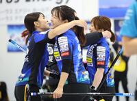 　ＳＣ軽井沢クラブに勝ち、抱き合うロコ・ソラーレの（左から）吉田夕梨花、吉田知那美、鈴木夕湖（撮影・吉澤敬太）