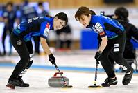 　ＳＣ軽井沢ク戦でスイープするロコ・ソラーレの吉田夕（左）と鈴木