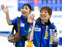 　ＳＣ軽井沢ク戦に勝利し、観客に手を振るロコ・ソラーレの鈴木（右）と吉田夕