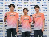 　ガッツポーズして笑顔を見せる（左から）三浦龍司、田中希実、広中璃梨佳