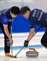 　コンサドーレとの第２戦でスイープするＳＣ軽井沢クの小泉（右）と山本