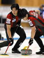 　ＳＣ軽井沢クとの第２戦でスイープするコンサドーレの大内（右）と佐藤