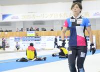 　負傷し、アイスを離れるフォルティウス・小野寺佳歩（撮影・吉澤敬太）