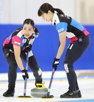 　ＳＣ軽井沢クラブ戦、自分で投げたストーンをスイープするフォルティウス・小谷優奈（右）＝撮影・吉澤敬太