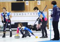 　ＳＣ軽井沢クラブ戦、ストーンを投じるフォルティウス・吉村紗也香（中央）＝撮影・吉澤敬太