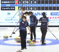 　フォルティウス戦、６エンドに２点を奪取し、喜ぶＳＣ軽井沢クラブ・上野結生（中央）＝撮影・吉澤敬太