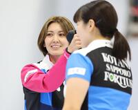 　ＳＣ軽井沢クラブ戦の９エンド、小野寺佳歩の負傷退場をしのぎ、得点し喜ぶフォルティウス・吉村紗也香（左）＝撮影・吉澤敬太