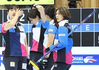 　ＳＣ軽井沢クラブ戦の９エンド、小野寺佳歩（左から２人目）が右腕を負傷し、固い表情を見せる吉村紗也香（右端）らフォルティウス（撮影・吉澤敬太）