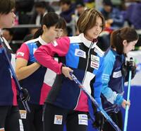 　ＳＣ軽井沢クラブに敗れ、視線を落とす吉村紗也香（中央）らフォルティウス（撮影・吉澤敬太）