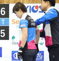 　ＳＣ軽井沢クラブ戦の９エンド、右腕を負傷しマッサージしてもらうフォルティウス・小野寺佳歩（左）＝撮影・吉澤敬太