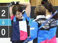 　ＳＣ軽井沢クラブ戦の９エンド、右腕を痛め顔をゆがめるフォルティウス・小野寺佳歩（撮影・吉澤敬太）