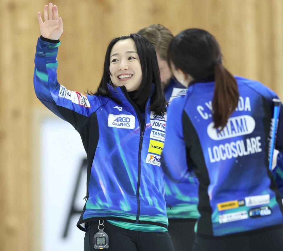 　吉田知那美（右）らと笑顔で練習するロコ・ソラーレの藤沢五月＝稚内市みどりスポーツパーク（撮影・吉澤敬太）