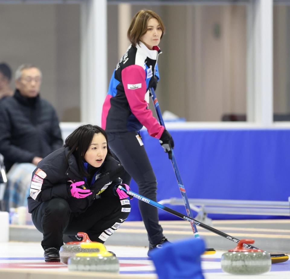 　指示を出すロコ・ソラーレの藤沢五月（手前）とフォルティウス・吉村紗也香（撮影・吉澤敬太）