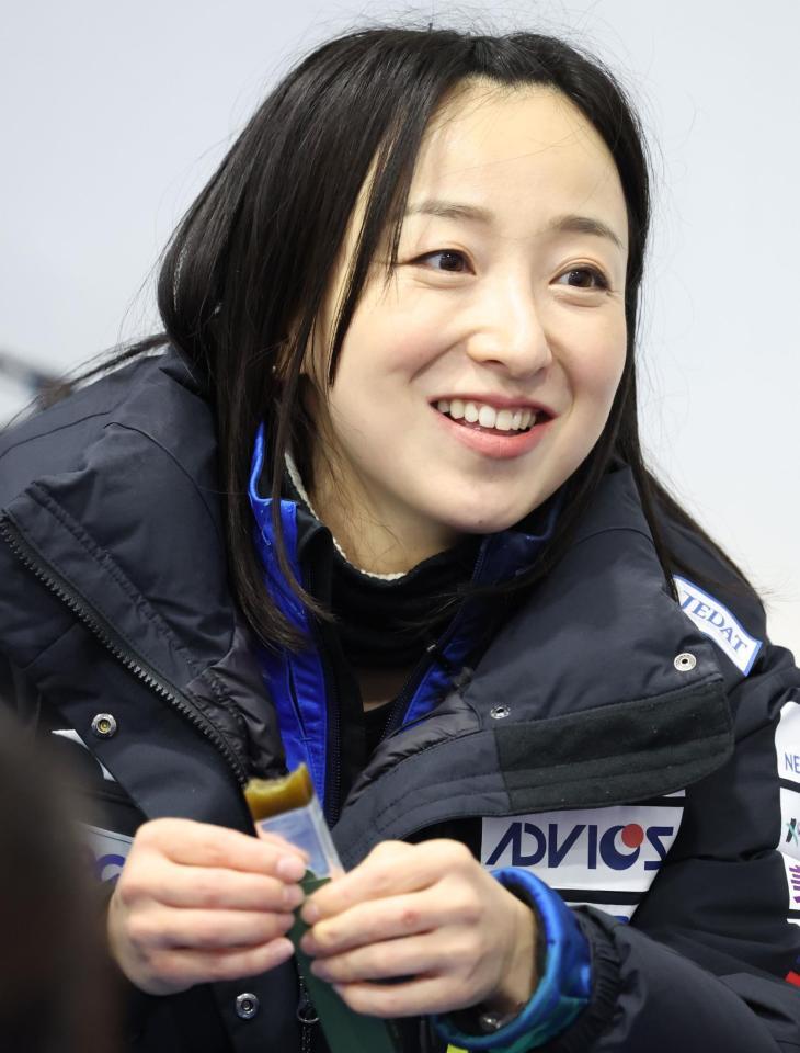 　フォルティウス戦のもぐもぐタイムで、羊羹を食べるロコ・ソラーレの藤沢五月（撮影・吉澤敬太）