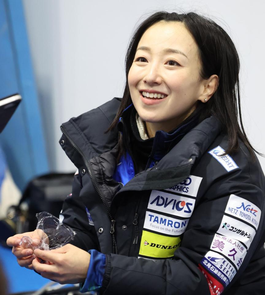 　フォルティウス戦のもぐもぐタイムでチョコを取りだし笑顔を見せるロコ・ソラーレの藤沢五月（撮影・吉澤敬太）