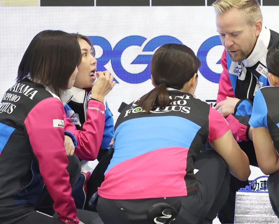 　ロコ・ソラーレ戦の第５エンド後、チップスを食べながら作戦を練る吉村紗也香（左から２人目）らフォルティウス（撮影・吉澤敬太）