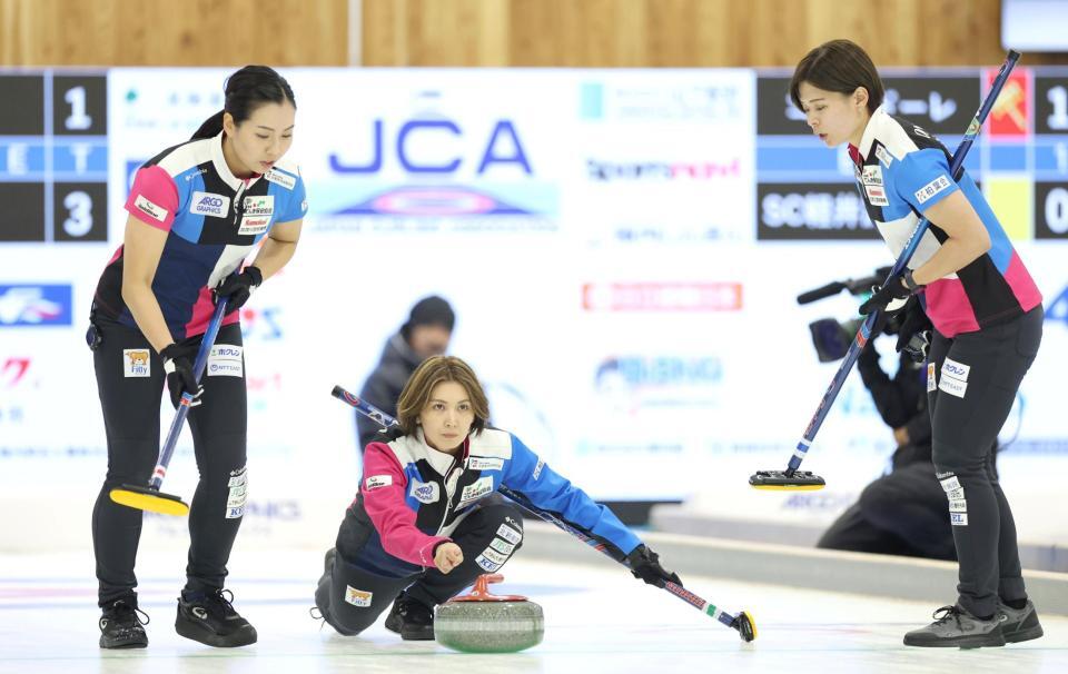 　ロコ・ソラーレ戦で、ストーンを投じるフォルティウス・吉村紗也香（撮影・吉澤敬太）