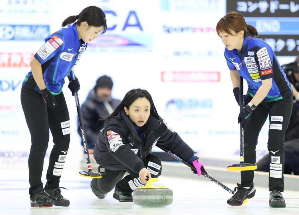 　フォルティウス戦で、ストーンを投じるロコ・ソラーレの藤沢五月（撮影・吉澤敬太）