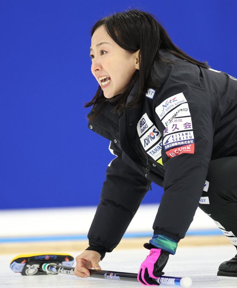 　フォルティウス戦で懸命に指示を出すロコ・ソラーレの藤沢五月（撮影・吉澤敬太）