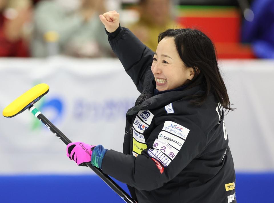 　フォルティウス戦、最後の一投で勝利を決め、大喜びするロコ・ソラーレの藤沢五月（撮影・吉澤敬太）