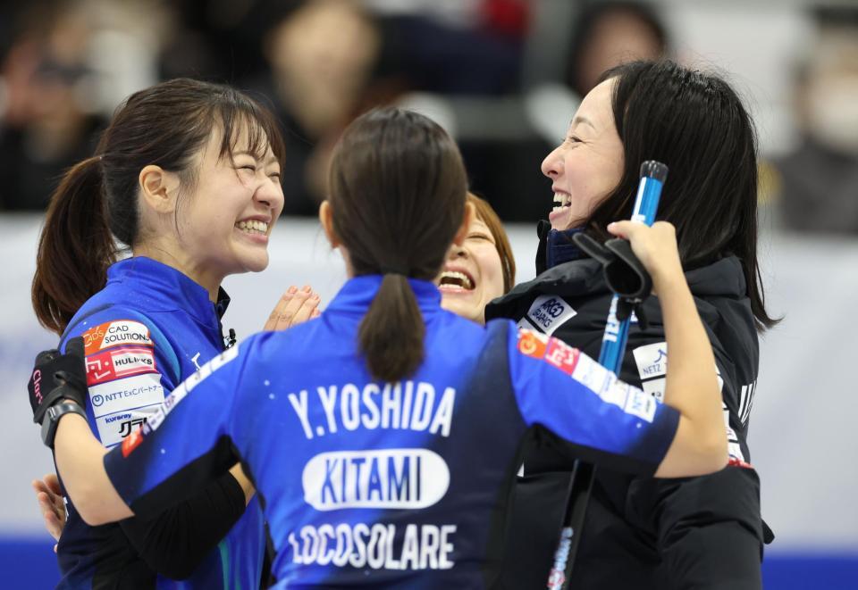 　フォルティウス戦、最後の一投で試合を決め、吉田知那美（左）らと喜ぶロコ・ソラーレの藤沢五月（撮影・吉澤敬太）