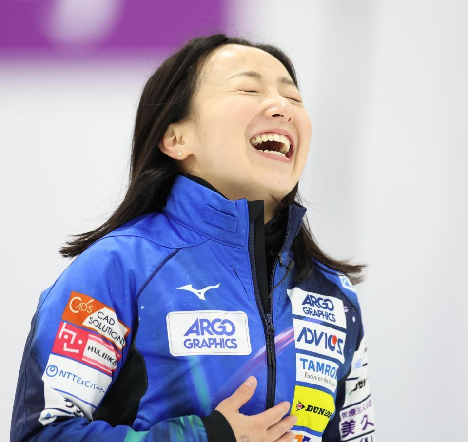 　延長の末、フォルティウスに勝利し、安堵の表情を浮かべるロコ・ソラーレの藤沢五月（撮影・吉澤敬太）